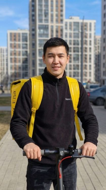 Артём курьер Яндекс Еды на самокате в Люберцах